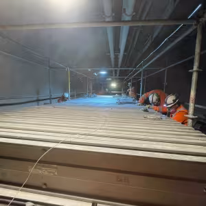 Equipo de trabajo interviene una cinta transportadora en una faena subterránea.